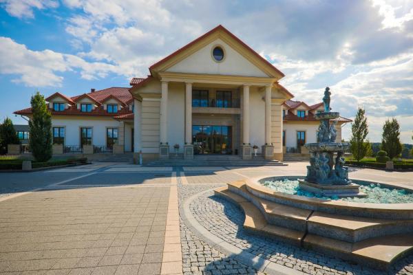 Na zdjęciu widoczny jest obiekt Pałac w Konarach Resort SPA & Conference położony w mieście Konary.