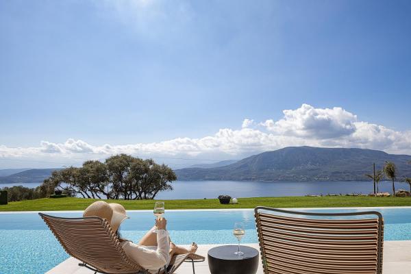 A la foto es mostra l'objecte Etheria Elli Villa, Retreat to Ethereal Luxury and Wellness by etouri situat a la ciutat de Arónion.