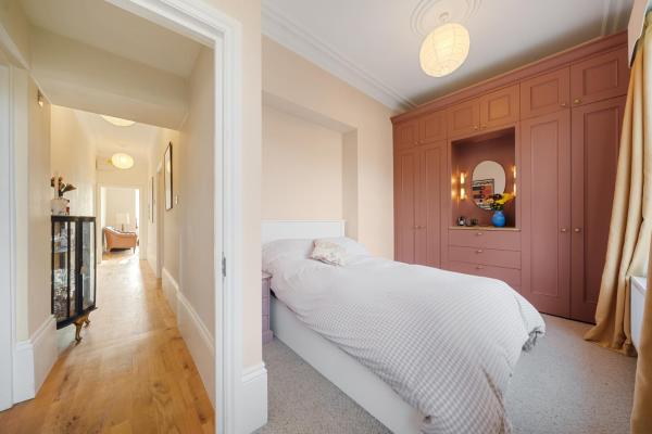 Spacious & Luxurious 2-Bedroom Edwardian Apartment photo 4