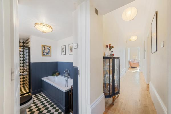 Spacious & Luxurious 2-Bedroom Edwardian Apartment photo 9