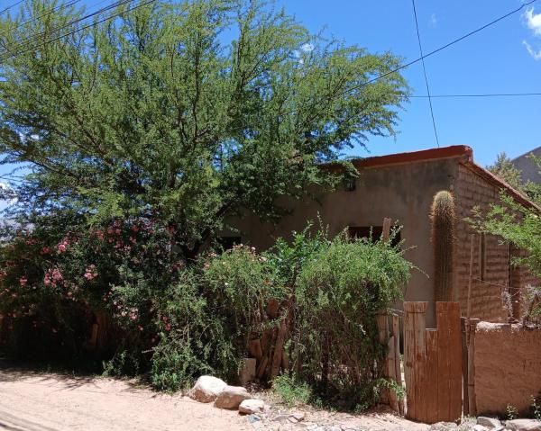 En la foto se muestra el objeto Pacha Wasi ubicado en la ciudad de Humahuaca.