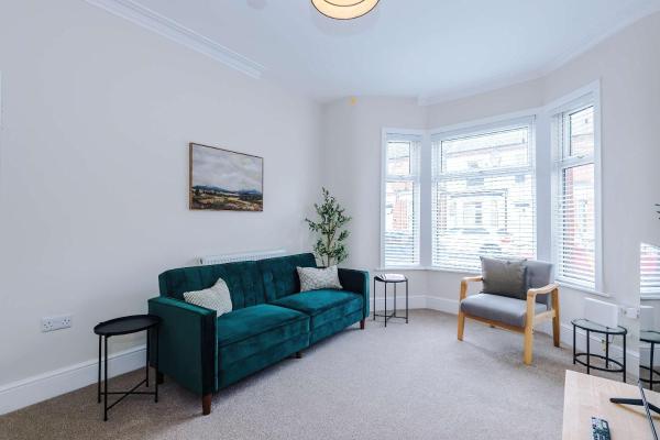 Zdjęcie 2: Spacious & Modern House in Crewe by 53 Degrees Property, Ideal for Long Term, Sleeps 8!