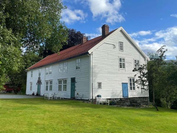 På bildet vises objektet Skrivergaarden - ei historisk perle som ligger i byen Stårheim.