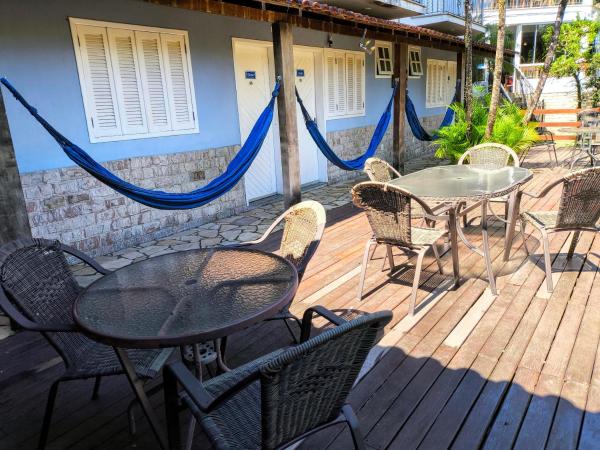 Kuva 1: Flat e suítes com deque, cozinha e churrasqueira