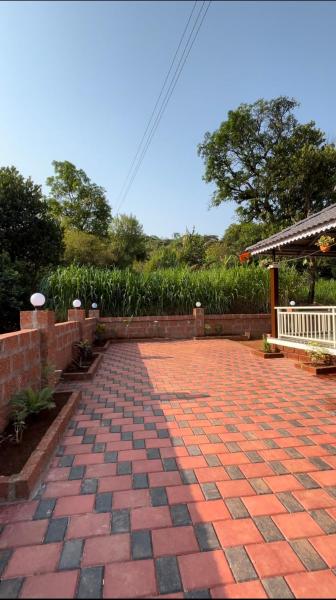 写真にはKoynanagar市にあるZores Farm Houseが写っています。