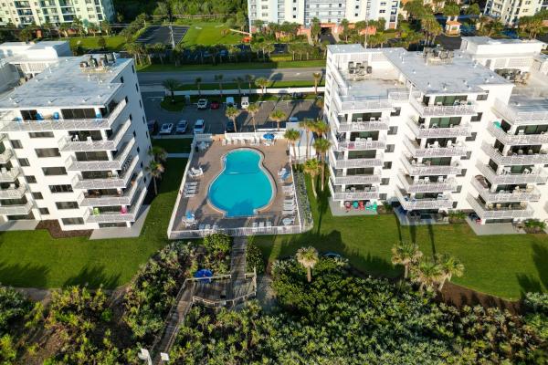 Foto 6: Oceanfront with pool & beach access located on the no-drive beach!