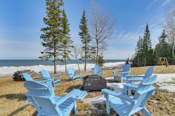 A la foto es mostra l'objecte Lakefront Home with Yard and Views in Cheboygan! situat a la ciutat de Alverno.