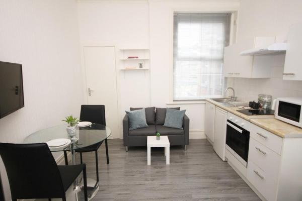 Barton Beachside - Cosy Studio Apartment, Double Bed - Central Beach & Promenade Location - Over 21's, Family Friendly Only, Id Required - Blackpool