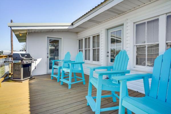 A la foto es mostra l'objecte 1 Mi to Cypremort Point Waterfront Gem with Dock! situat a la ciutat de Cypremort.