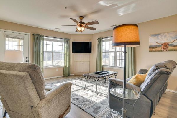 A la foto es mostra l'objecte On Thousand Hills Golf Course: Condo w/ Sunroom situat a la ciutat de Branson.