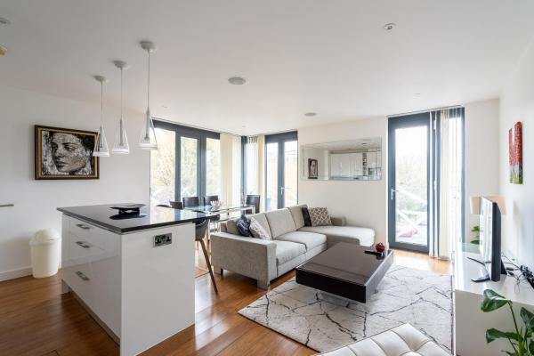 Fotografie 1: Modern, fully furnished apartment with ensuite, private balcony and elevator in Notting Hill
