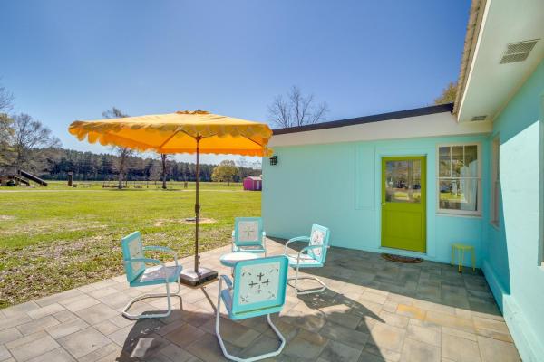 A la foto es mostra l'objecte Colorful and Retro Perkinston Cottage with Yard! situat a la ciutat de Saucier.