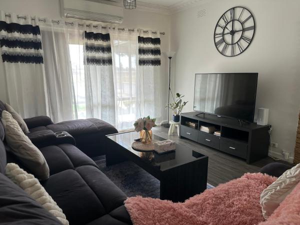 På billedet ses objektet Werribee 3 BR Holiday Home beliggende i byen Werribee.