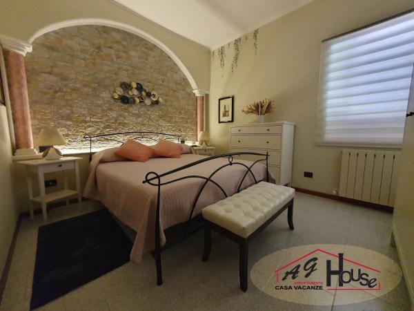 A la foto es mostra l'objecte AG House situat a la ciutat de Assís.