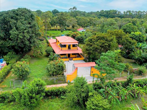 The photo shows the Cabaña Campestre Villa Valeria located in the city of Yopal.