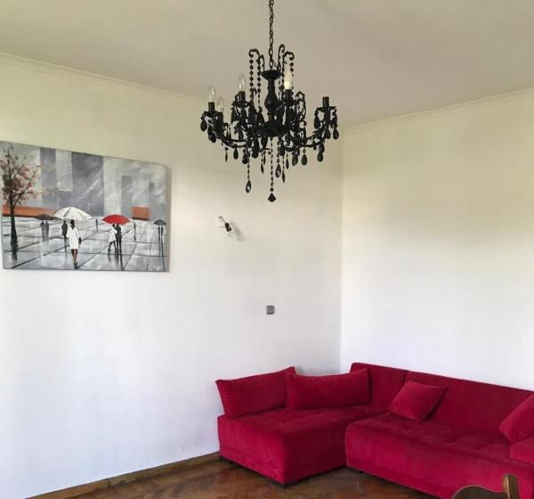 A la foto es mostra l'objecte Lucky situat a la ciutat de Tsʼkhvarichamia.