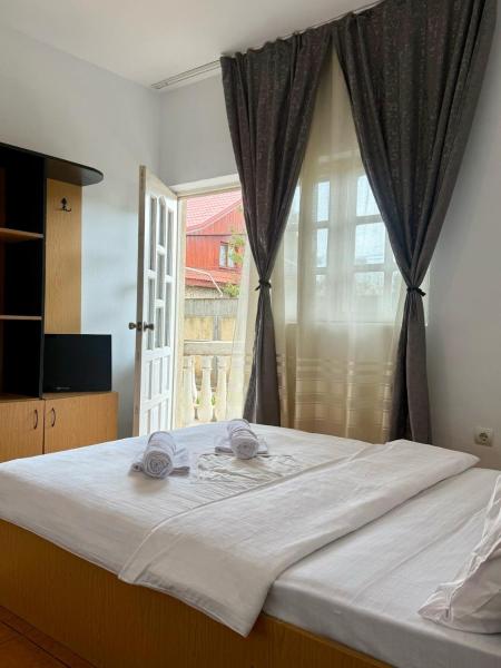 A la foto es mostra l'objecte Casa Elenisse situat a la ciutat de 2 Mai.