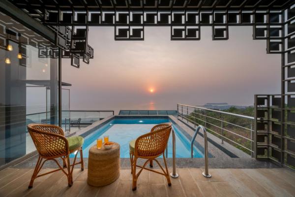 A la foto es mostra l'objecte SaffronStays Nautica - 5BR hilltop villa with rooftop pool, sea views & modern interiors surrounded by greenery situat a la ciutat de Harnai.