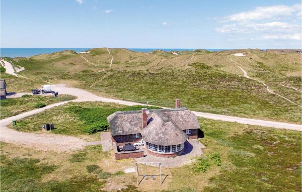På billedet ses objektet Holiday Home Ringkøbing With Fireplace 10 beliggende i byen Nørre Lyngvig.