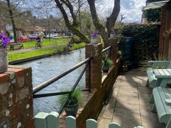 På bilden syns objektet RiverGem - Riverside Coach House som ligger i staden Winchester.