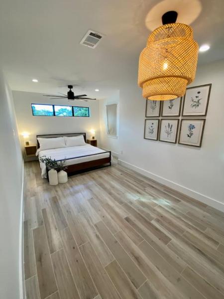 Secure Cozy Tiny Home Central Houston - Missouri City, TX
