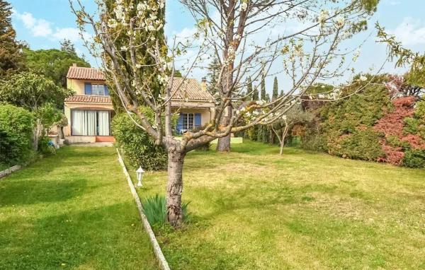 A la foto es mostra l'objecte Maison provençale avec cheminée à Loriol-du-Comtat, jardin privatif situat a la ciutat de Graminier.
