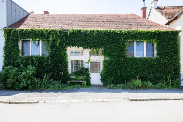 The photo shows the Gästehaus Tanja & Claus located in the city of Sankt Georgen am Leithagebirge.
