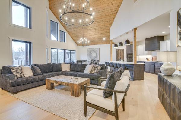 A la foto es mostra l'objecte Fireplace and Lake Access Waterfront Branson Escape situat a la ciutat de Branson.