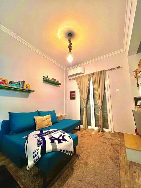 Couple Nest, Athens
