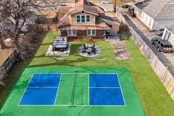 På billedet ses objektet Pickleball Court Ev Power Dock Hot Tub Pool Table beliggende i byen Memphis.