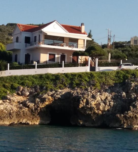 Na foto é possível ver o objeto Ostria Seaside House localizado na cidade de Almirida.