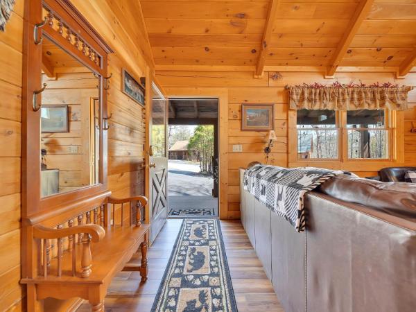 Фотография 5: ER107 - Smoky Mountain Charm - Great Location! Close To Town! cabin