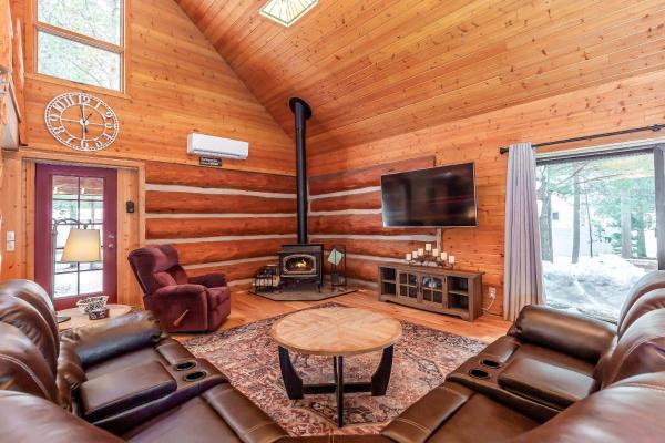 3 Bed 2 Bath Cabin Pet Friendly Hot Tub Sunriver Home - Oregon