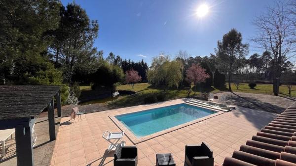 A la foto es mostra l'objecte Villa Mahloa situat a la ciutat de Ousse-Suzan.