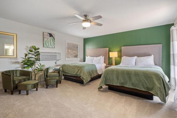 A la foto es mostra l'objecte Lakeside Hideaway Green Room situat a la ciutat de Osage Beach.
