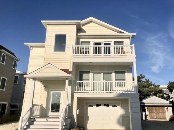 Single Family Ocean Block Wifi Beach Badges Washer And Dryer Private Yardspray Beach Ocean Block Contemporary 2nd Off The Beach Close To - Beach Haven, NJ