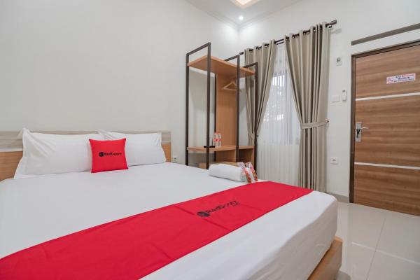På bildet vises objektet RedDoorz Syariah @ Boemi Guesthouse Tasikmalaya som ligger i byen Tasikmalaya.