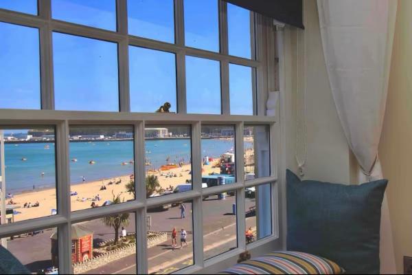 Op de foto is het object Sandpearl Beachfront Apartment te zien, gelegen in de stad Weymouth.