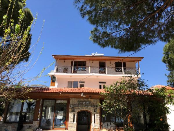 Na zdjęciu widoczny jest obiekt Özdemir Otel Datça położony w mieście Datça.