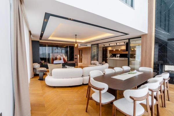 照片显示了位于Kemerağzı市的6-Bedroom Villa with Sauna & Pool物件。