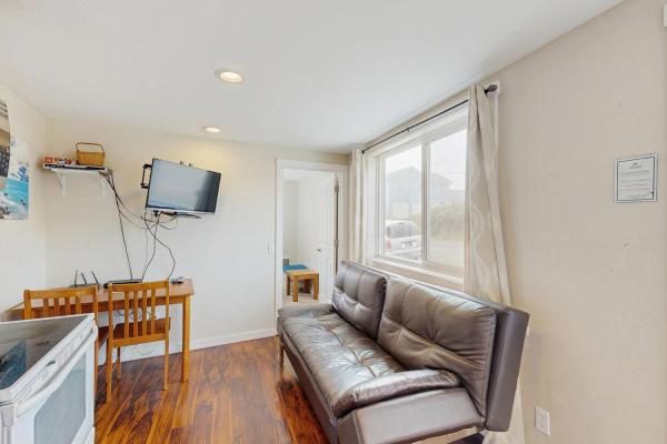 The photo shows the Starfish 4 located in the city of Rockaway Beach.
