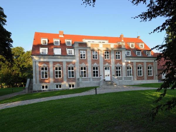 På billedet ses objektet Ferienwohnung NR 15 im Gutshaus Zicker auf Rügen beliggende i byen Zicker.