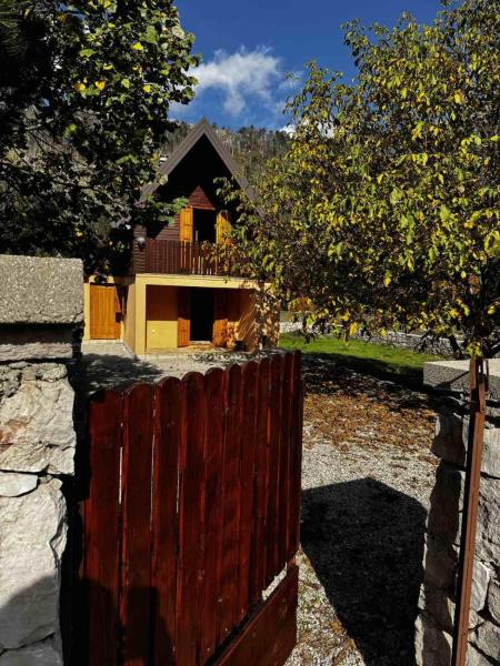 The photo shows the Kuca za odmor Mokebo Rujiste located in the city of Padežina.