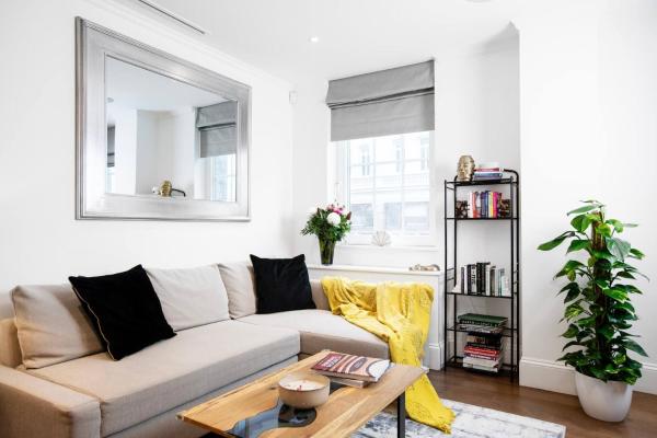 Stylish air-con flat in the heart of Covent Garden, London