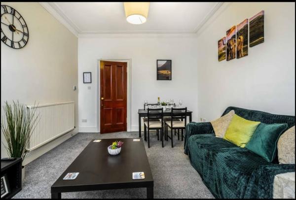 Cheerful 1 Bedroom Homely Apartment, Sleeps 4 Guest Comfy, 1 x Double Bed, 1 x Sofa Bed, Parking, Free WiFi, Suitable For Business, Leisure Guest,Glasgow, Glasgow West End, Near City Centre, Glasgow