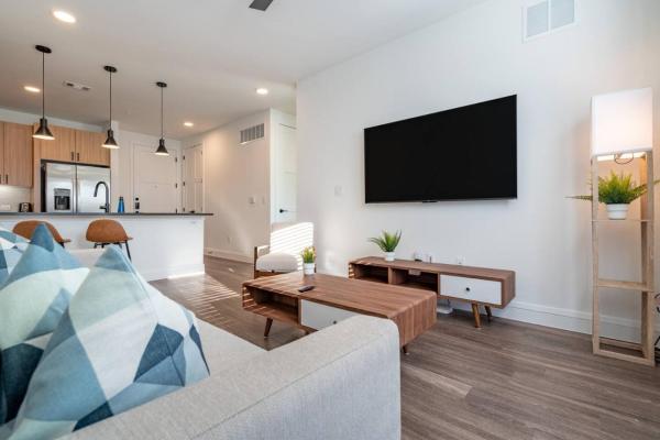 A la foto es mostra l'objecte Designer Space near UT King Bed situat a la ciutat de Austin.