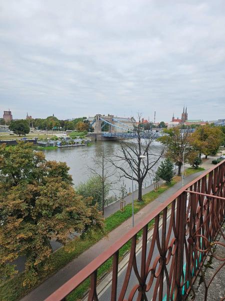 På bilden syns objektet 11Wygodny pokój z pięknym widokiem na Odrę som ligger i staden Wrocław.