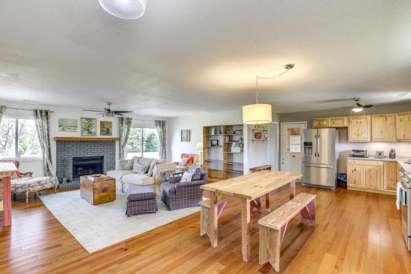 A la foto es mostra l'objecte River Access and Gorgeous Views Pisgah Forest Home! situat a la ciutat de Penrose.