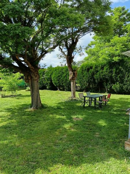 Na foto é possível ver o objeto Le jardin caché, maison indépendante classée 3 étoiles localizado na cidade de Pierre-de-Bresse.