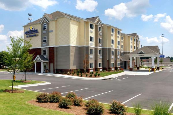 Na fotografii je vidět objekt Microtel Inn & Suites by Wyndham Columbus Near Fort Benning nacházející se ve městě Columbus.